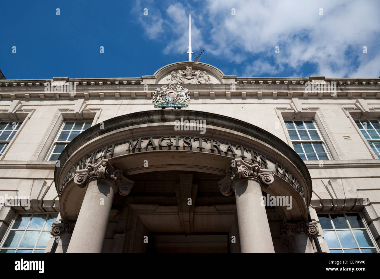 La moitié d'un porche couvert à l'avant de Greenwich Magistrates Court, un bâtiment classé Grade II construit par John Dixon Butler et ouvert Banque D'Images