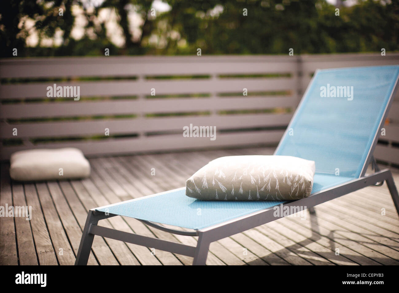 Bleu pâle, bains de soleil avec coussins sur la terrasse en bois conçu par Tim Robinson Glen Proebstel Banque D'Images