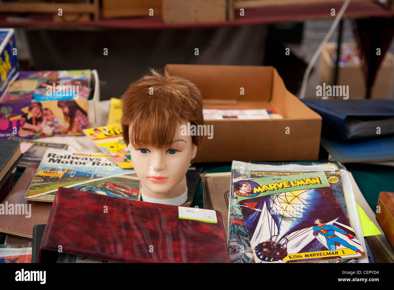 Bric-à-brac dont la tête d'un mannequin et le vieux comics pour la vente d'un décrochage dans Greenwich Market. Banque D'Images