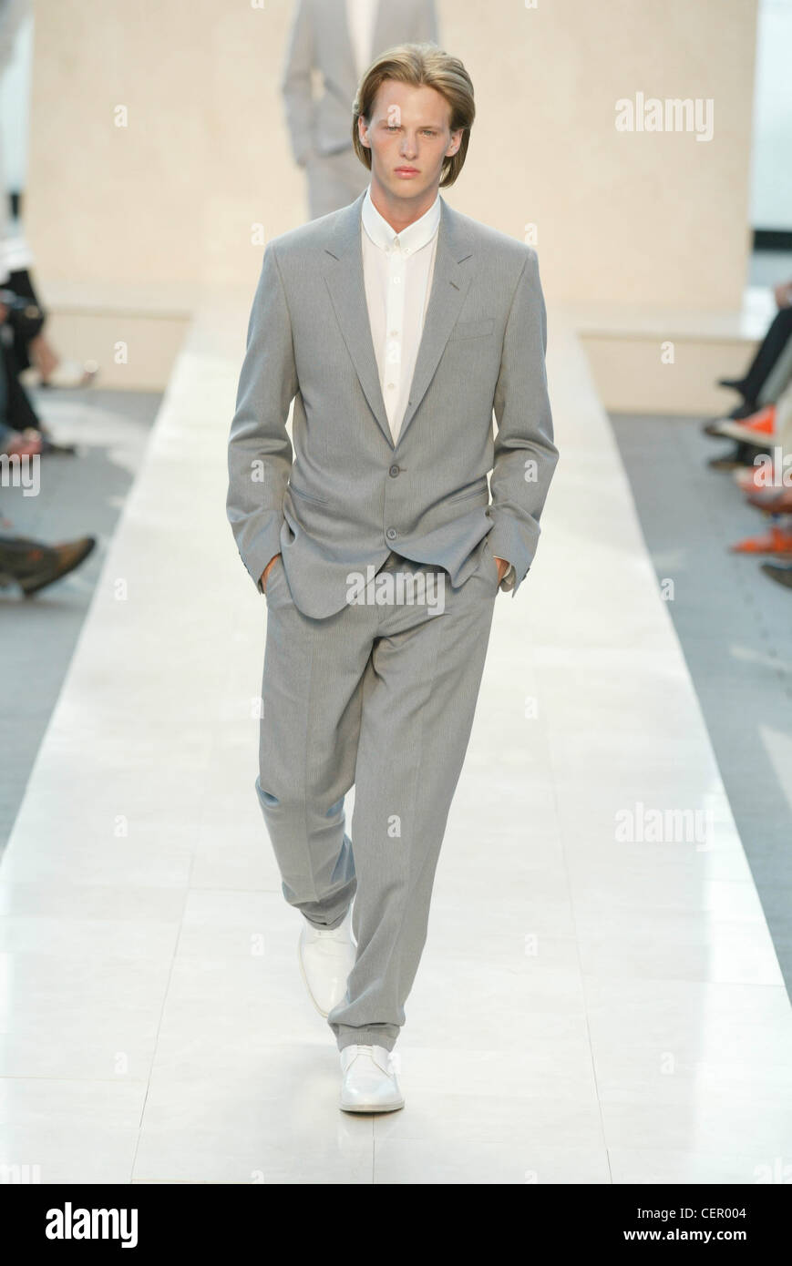 Louis Vuitton Prêt-à-Porter Paris Printemps Eté défilé de mode masculine de  cheveux juste modèle portant une chemise blanche sous veste gris Photo  Stock - Alamy