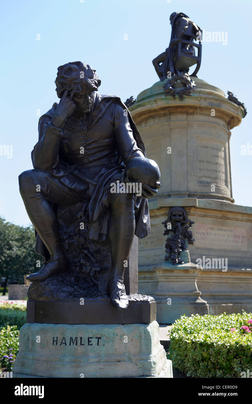 Une statue grandeur nature d'Hamlet tenant un crâne, partie de la Gower Memorial à Bancroft