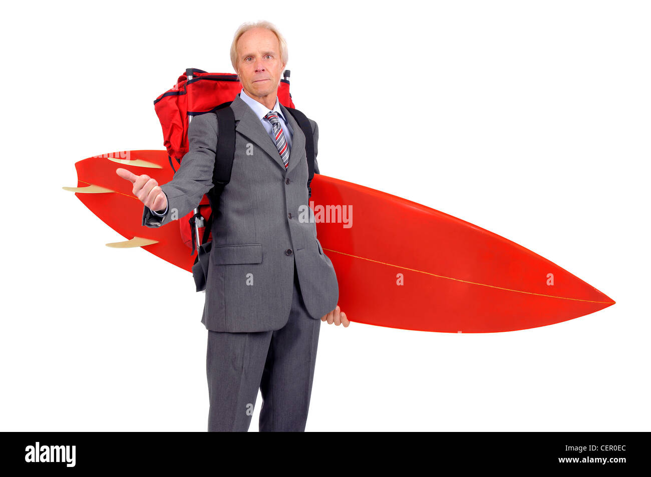 Man l'auto-stop avec sac à dos et planche de surf Banque D'Images