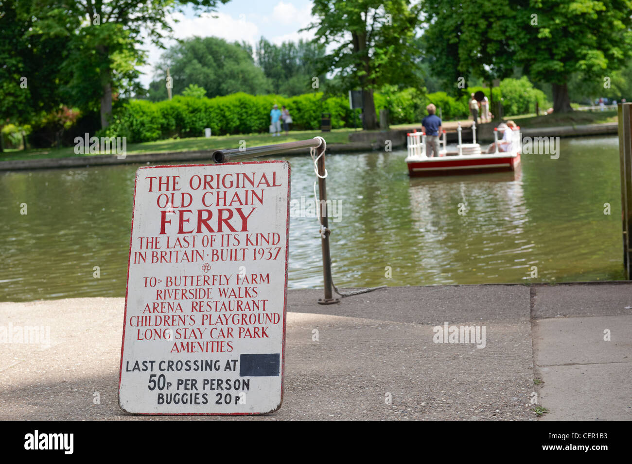 Une ancienne chaîne traversée la Rivière Avon en direction de La Ferme des Papillons. Le ferry a été construit en 1937 et est la dernière du genre à être Banque D'Images