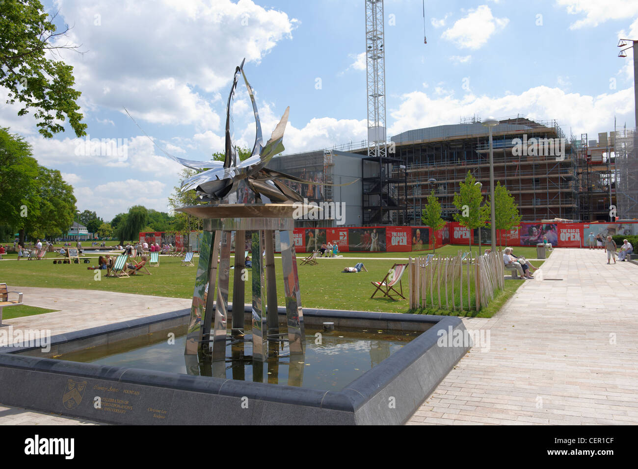 La fontaine des cygnes à Bancroft Gardens à proximité du Royal Shakespeare Theatre de Stratford-upon-Avon. Banque D'Images