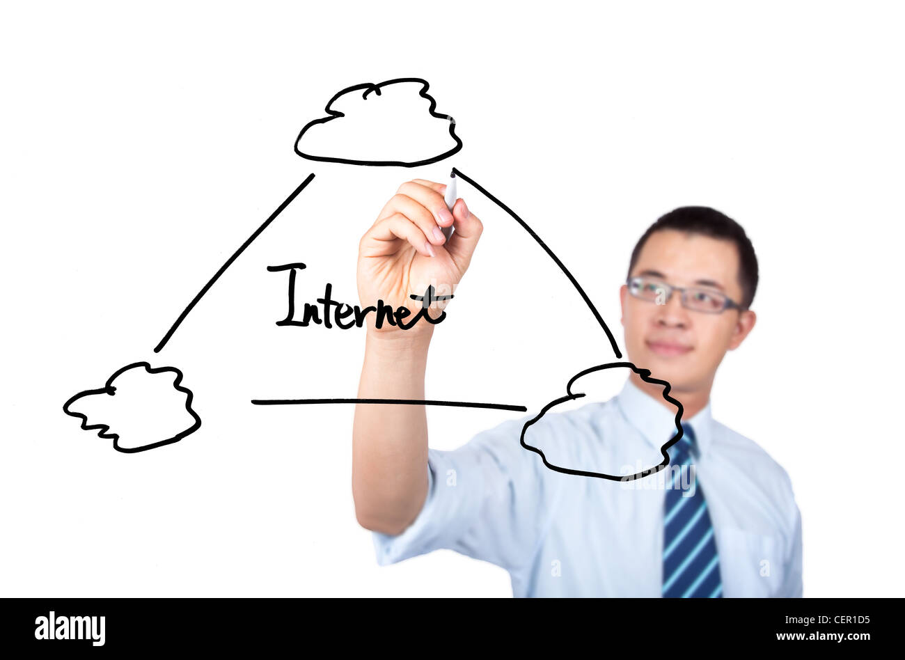 Jeune ingénieur dessinant un schéma d'application cloud computing internet Banque D'Images