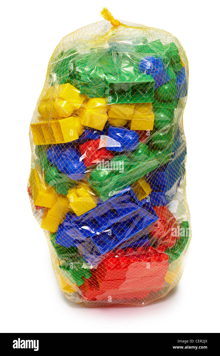 Nouveaux blocs de jouets en plastique dans le sac isolé sur fond blanc Banque D'Images