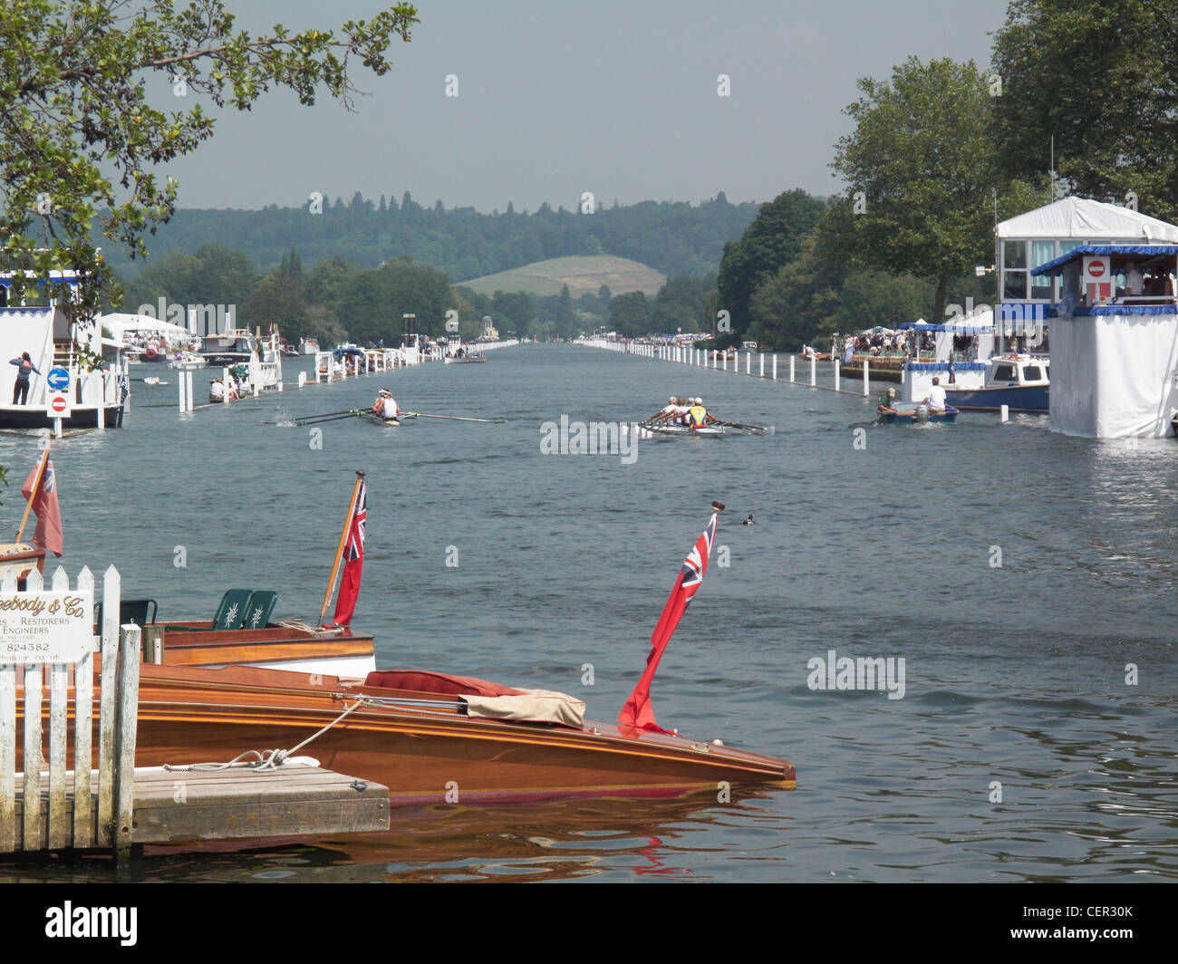 Une vue sur le déroulement de deux équipages remplissant une course à l'assemblée annuelle Henley Royal Regatta. Banque D'Images