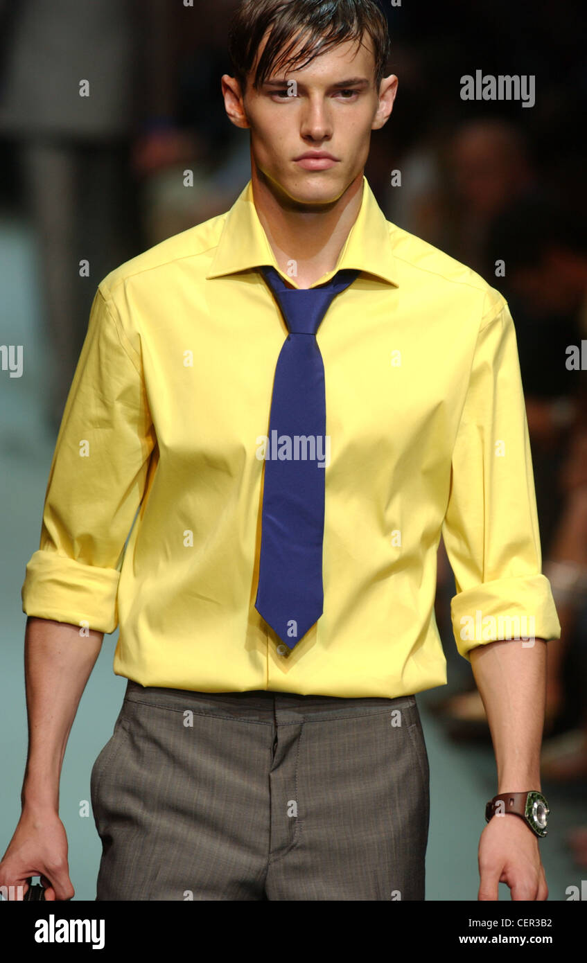 Prada Collection prêt à porter printemps été cheveux bruns courts modèle  portant chemise jaune, cravate bleue et pantalon marron, à la Photo Stock -  Alamy