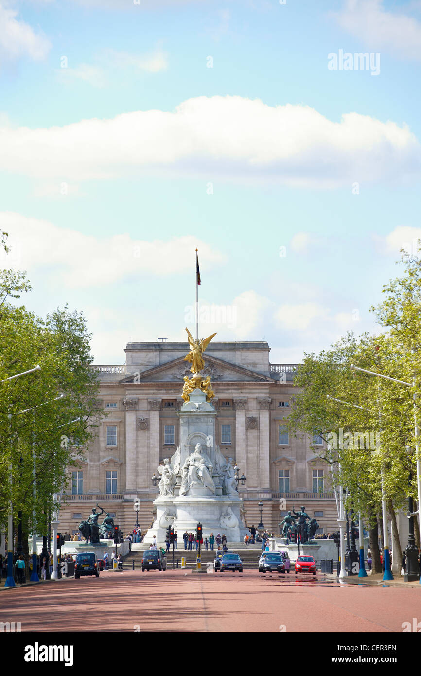 Le palais de Buckingham vu de Pall Mall un jour de printemps à Londres. Banque D'Images