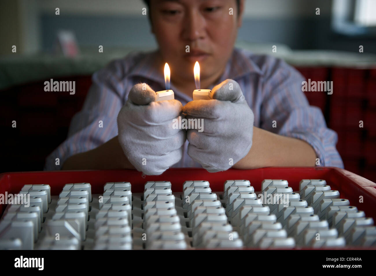 Une fabrique de briquets à Wenzhou, province de Zhejiang, Chine. 09-Nov-2011 Banque D'Images