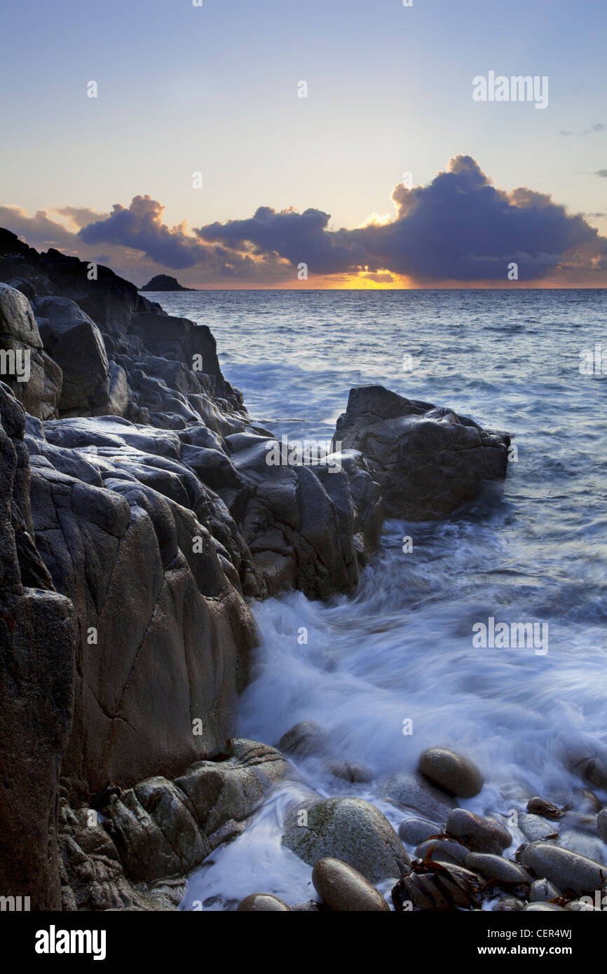 Coucher de soleil sur la mer vu de la plage de Porth Nanven, parfois appelé 'Dinosaur Beach' oeufs à cause de grand-D Banque D'Images