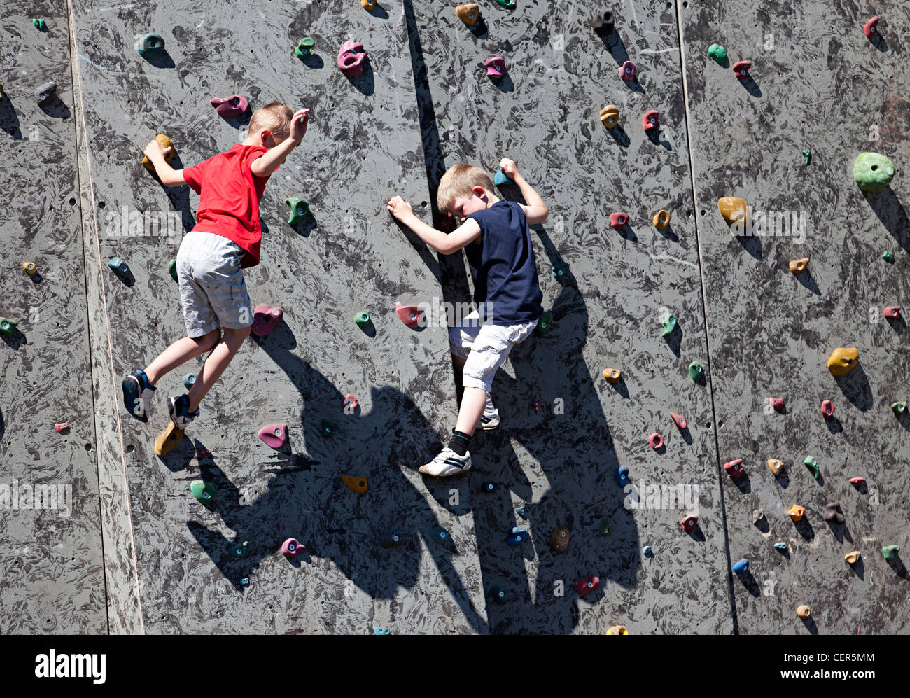 Deux garçons sur un mur d'escalade avec un risque de chute, Pays de Galles,  Royaume-Uni Photo Stock - Alamy