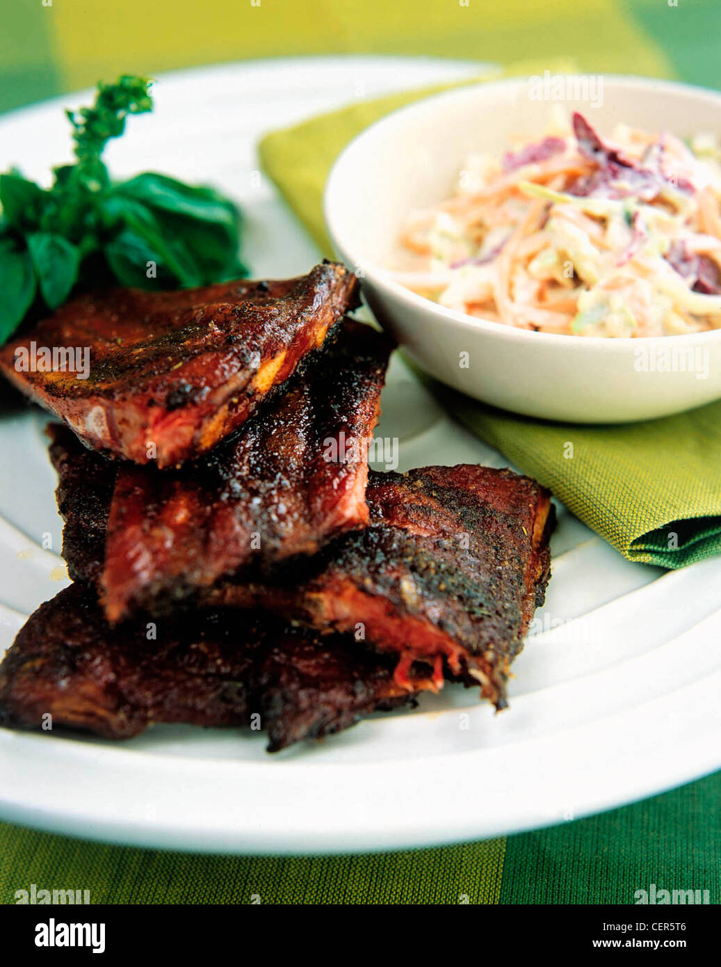 'Down South' BBQ spare ribs grillés et salade de choux Banque D'Images