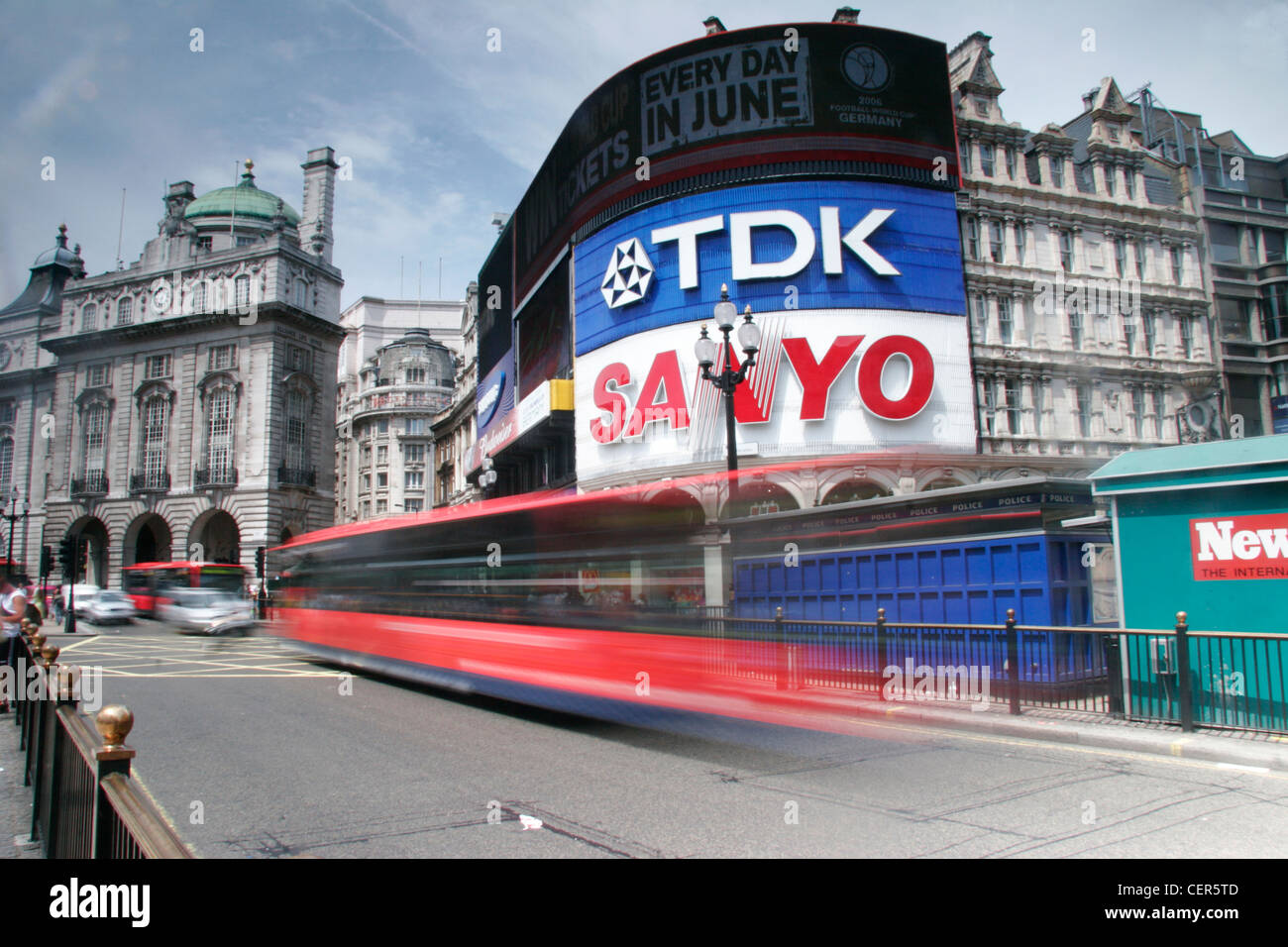 Les bus rouge dur passé Piccadilly Circus à Londres. Banque D'Images