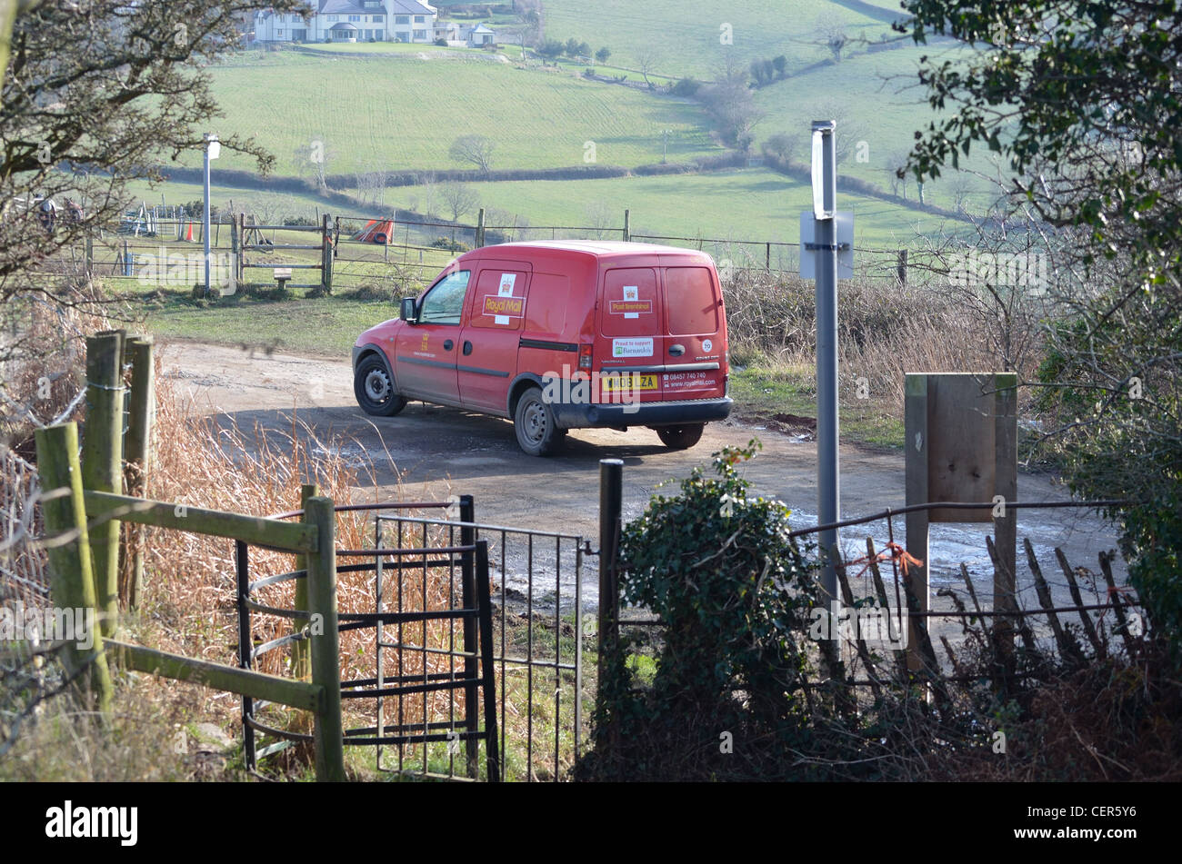 Royal mail delivery van dans cadre rural Banque D'Images