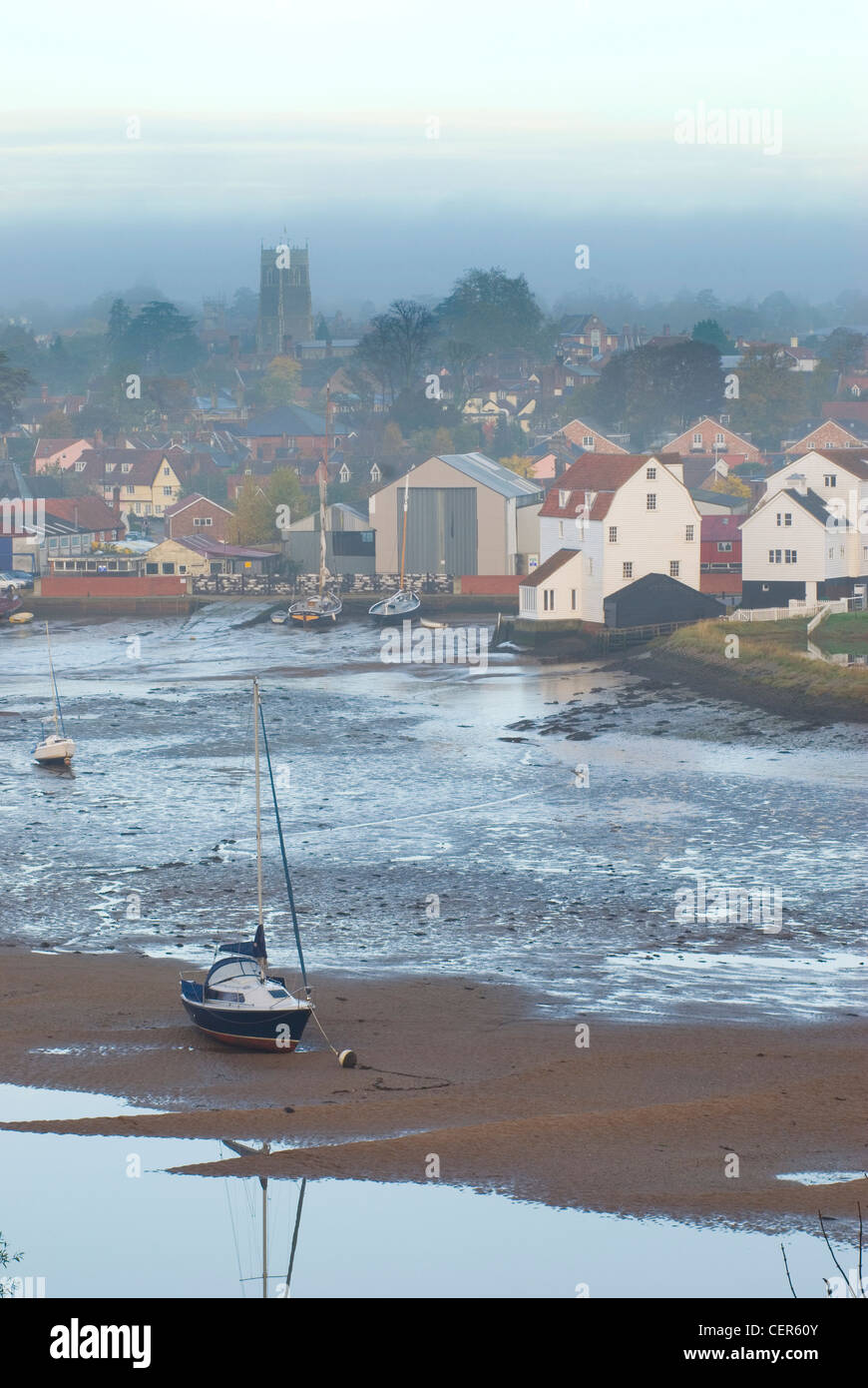 L'aube d'une vue sur la rivière Deben à Woodbridge moulin à marée de Suffolk. Banque D'Images