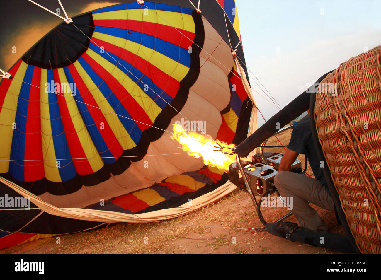 Préparer le feu pour la montgolfière Banque D'Images