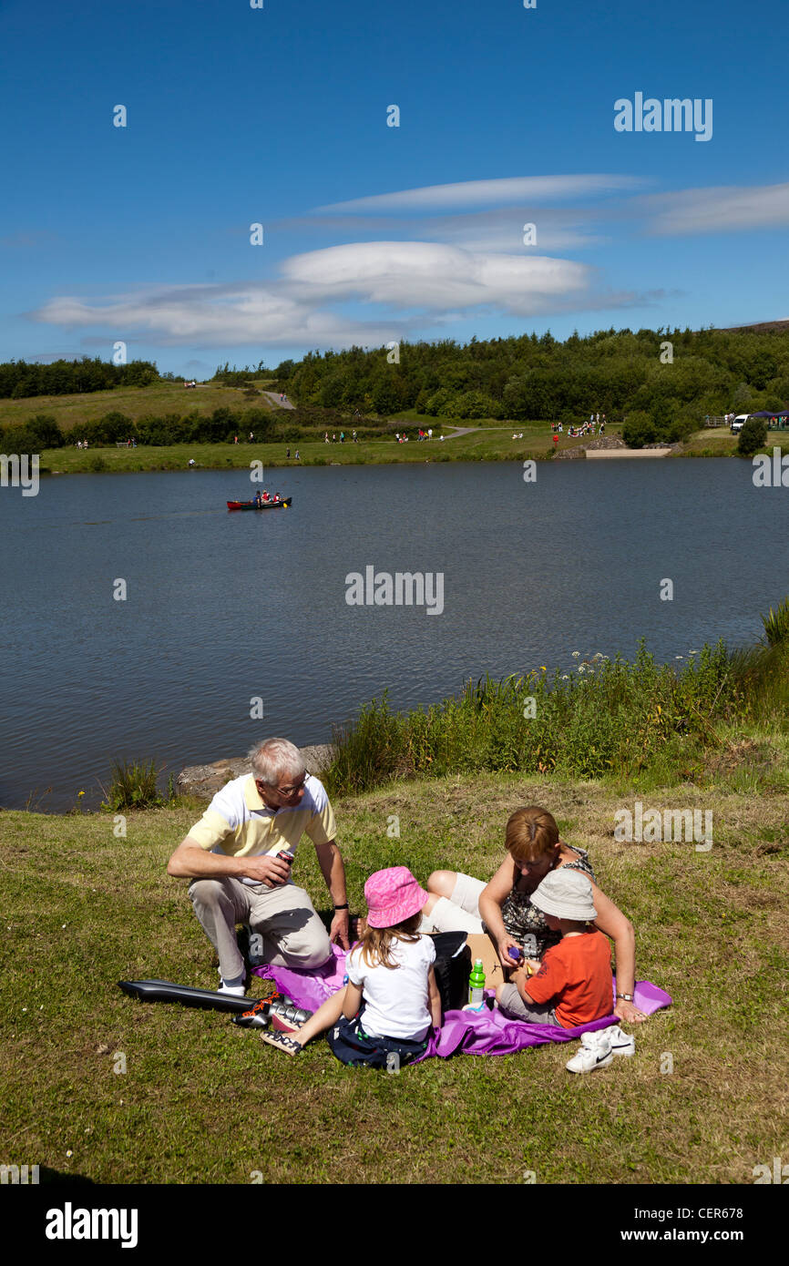 Pique-nique en famille à Garn Lakes Country Park, Samatan, Pays de Galles, Royaume-Uni Banque D'Images