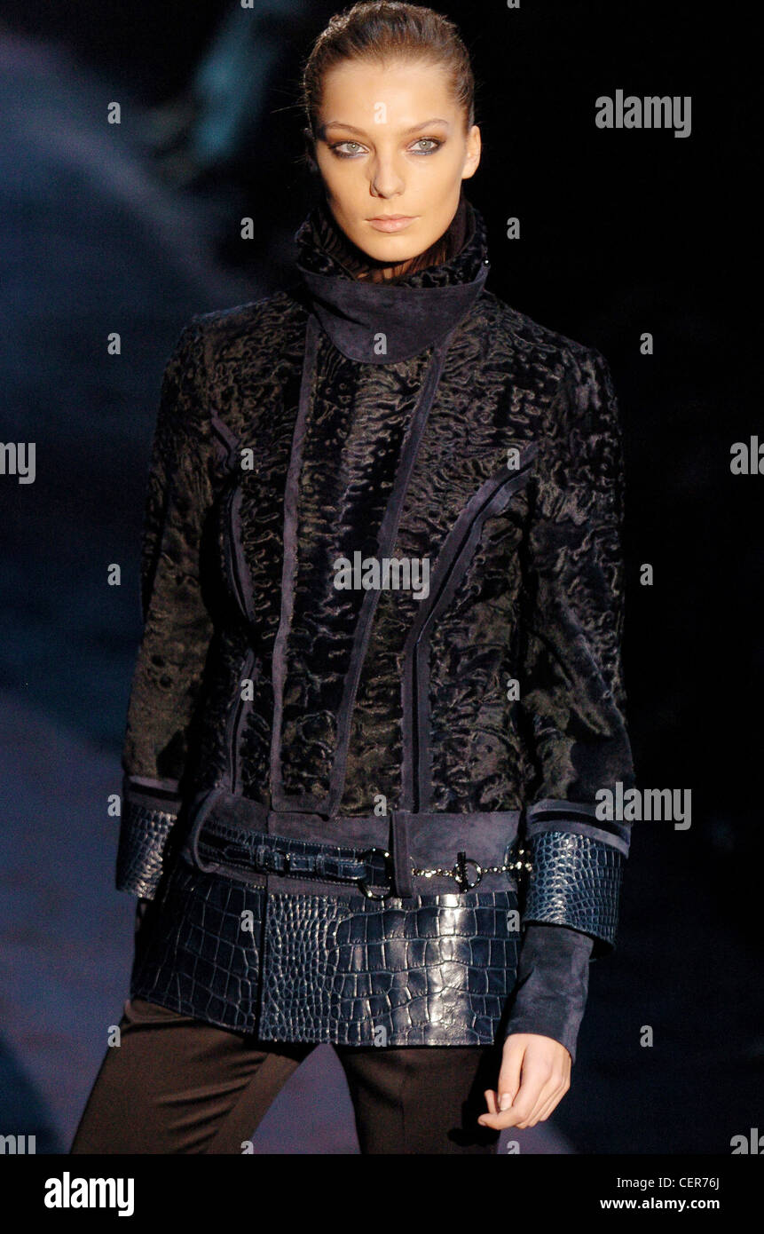 Gucci Milan Prêt à Porter Automne Hiver modèle Daria Werbowy ukrainienne-canadienne en velours et veste en peau Banque D'Images