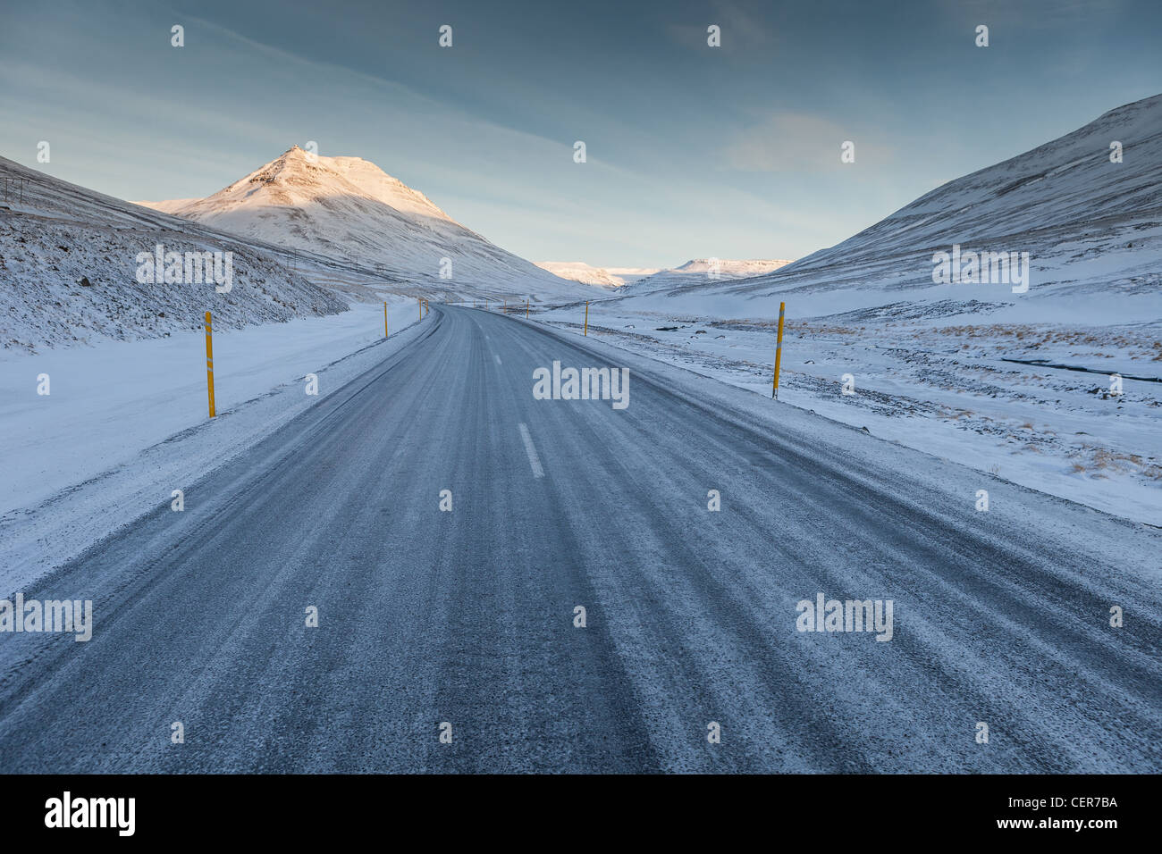 Route enneigée, Skagafjordur, Islande Banque D'Images