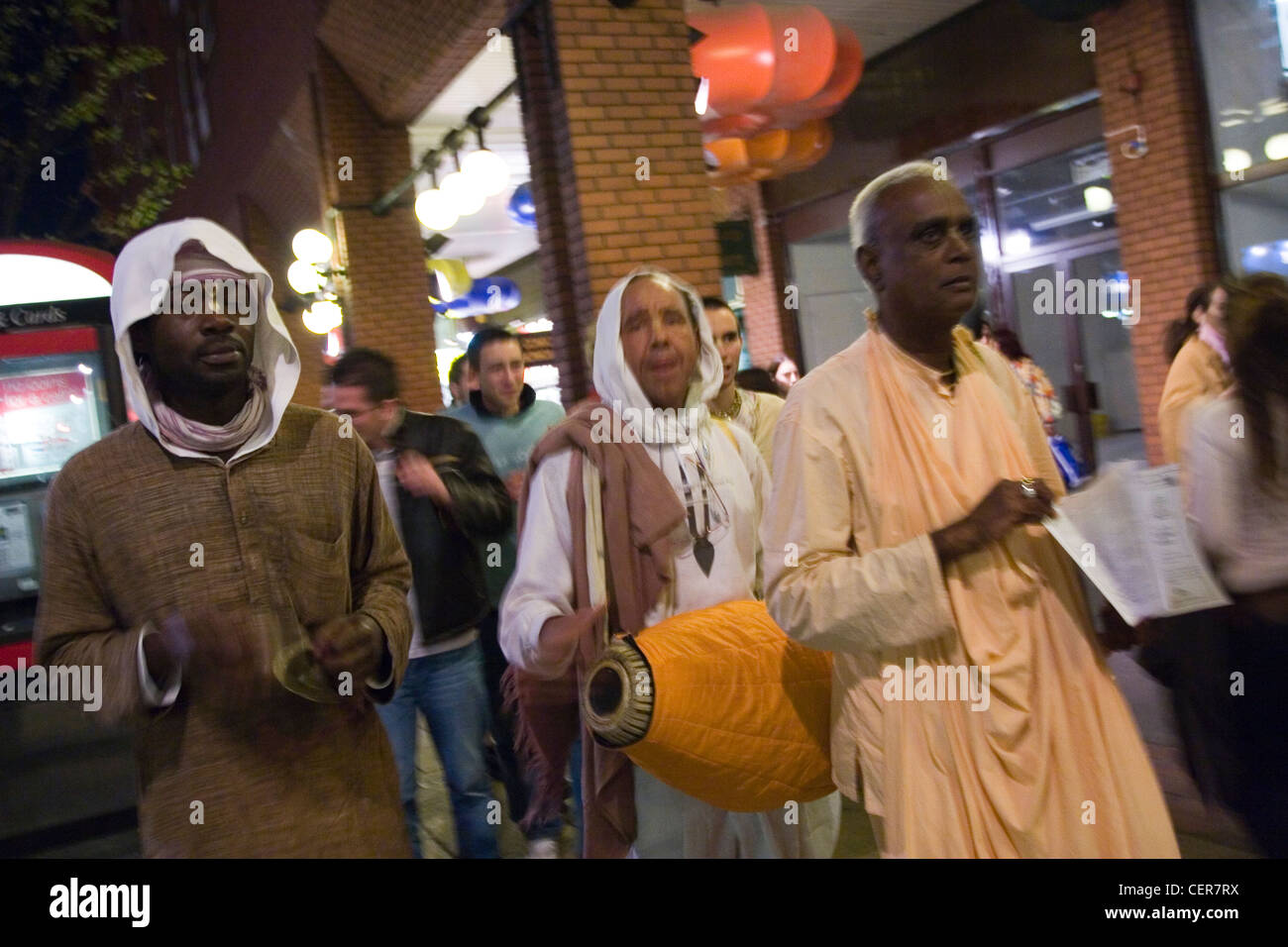 Les partisans de leur chant Hare Krishna mantra. Dans les années 60, un vieux moine répandre l'Krishna mantra et croyances autour de la W Banque D'Images