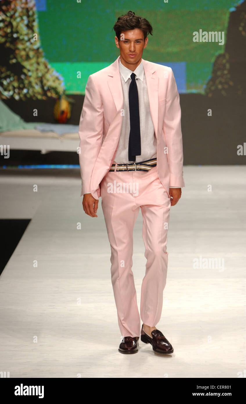 Valentino Chaussures Milan S S Homme portant costume rose, la marche sur la  piste blanche Photo Stock - Alamy