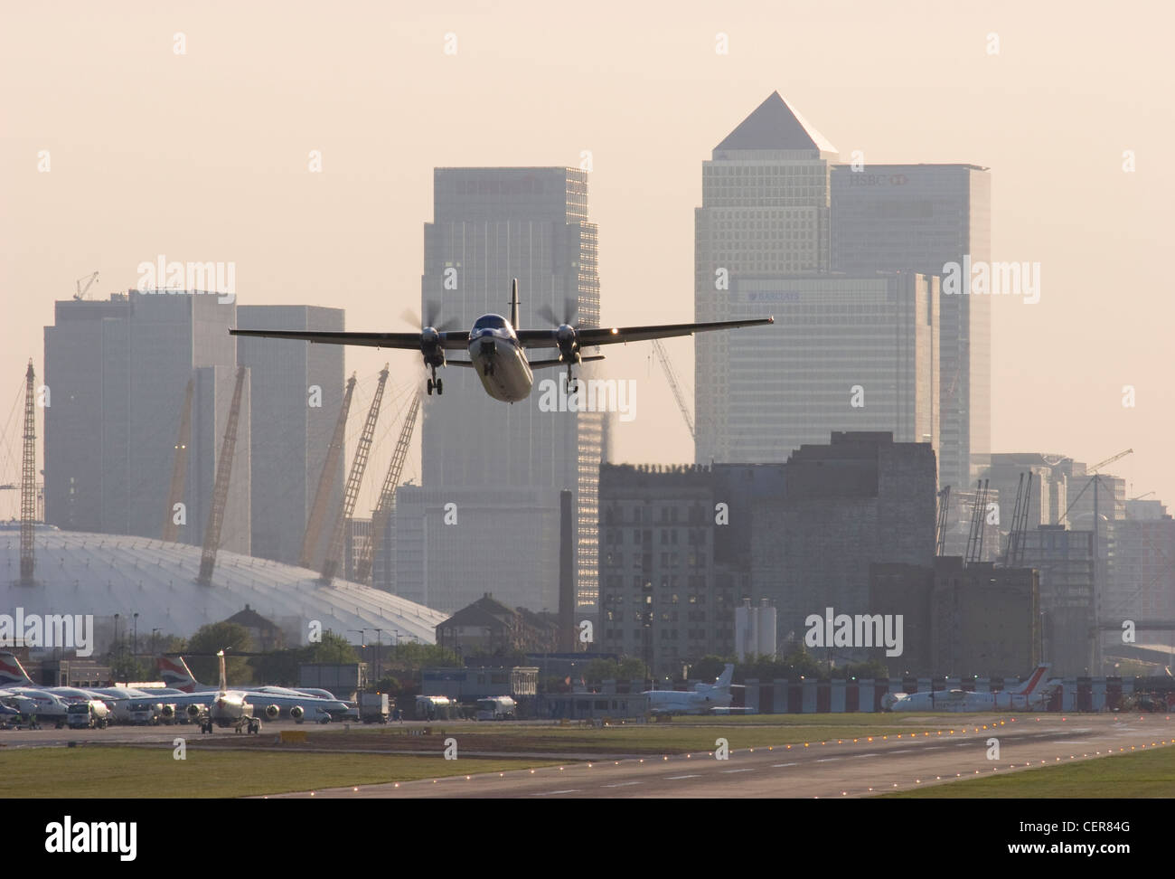 Avion au décollage de l'aéroport de London City à Newham. Banque D'Images