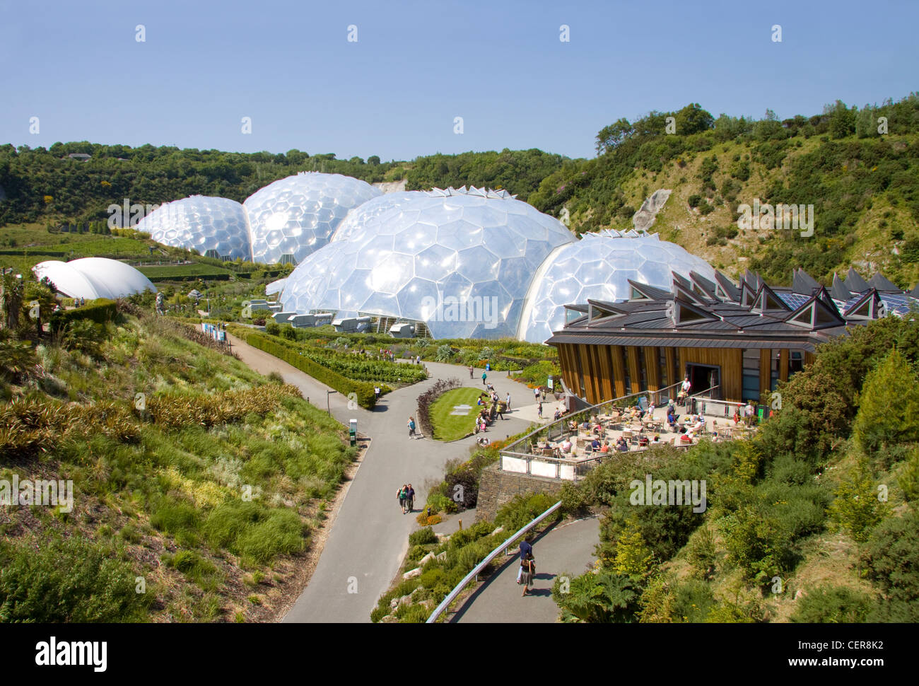 Vue extérieure de l'biomes futuriste de l'Eden Project dans la région de Cornwall. Banque D'Images