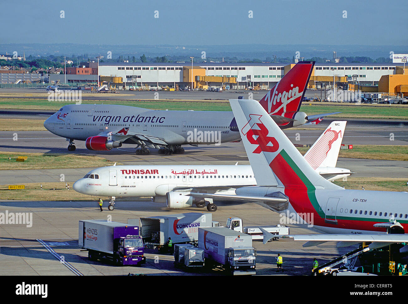 Vue d'avions au sol à l'aéroport d'Heathrow à partir de l'ancienne terrasse offrant une vue sur le dessus de l'édifice Queens, de le démolir un Banque D'Images