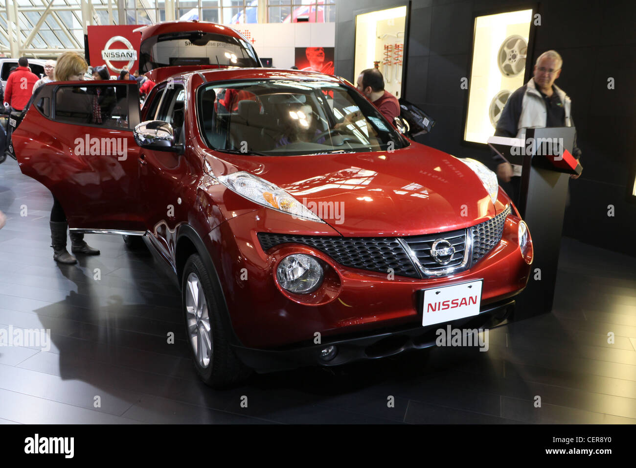 Véhicule multisegment Nissan Juke rouge Banque D'Images
