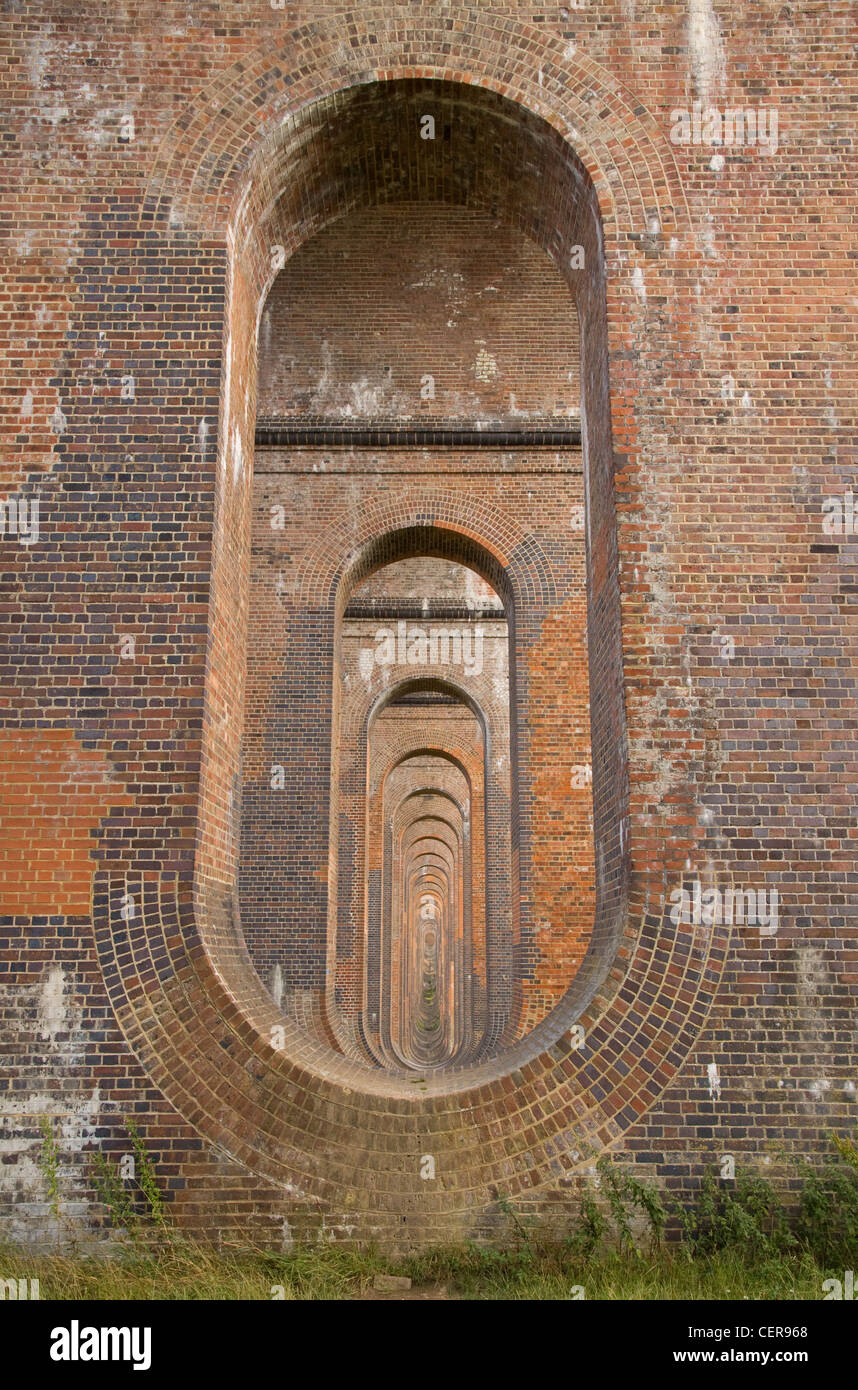 Piers en brique de l'Ouse Valley Viaduct soutenant la ligne de chemin de fer de Londres à Brighton près de Balcombe. Banque D'Images