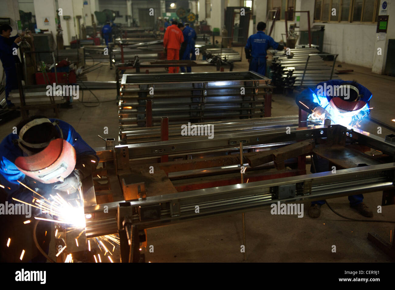 Les employés prennent des portes de sécurité dans une usine de Wang Li, Groupe de Shanghai, Zhejiang, Chine. 08-Nov-2011 Banque D'Images