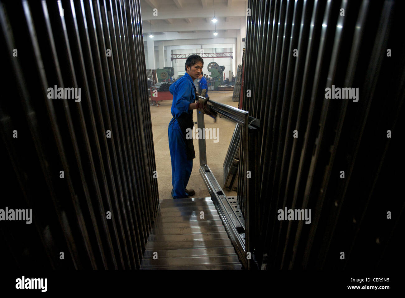 Les employés prennent des portes de sécurité dans une usine de Wang Li, Groupe de Shanghai, Zhejiang, Chine. 08-Nov-2011 Banque D'Images