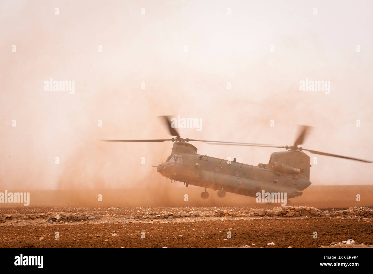 Des hélicoptères Chinook de la RAF sur les manoeuvres en désert marocain, la formation en vue de leur déploiement en Afghanistan. Banque D'Images