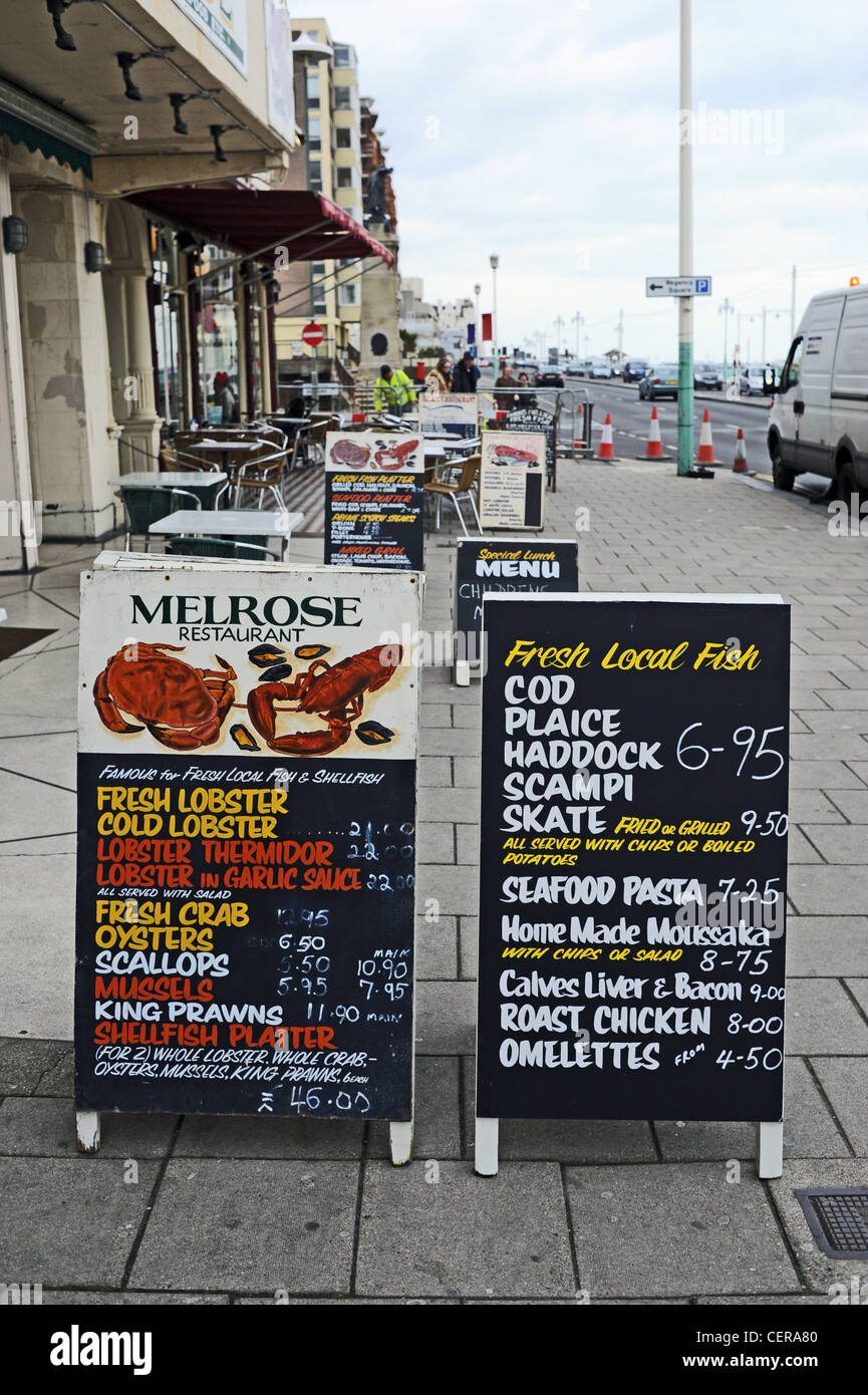 Menus de restaurant de poisson Melrose dehors, sur le trottoir le front de mer de Brighton UK Banque D'Images