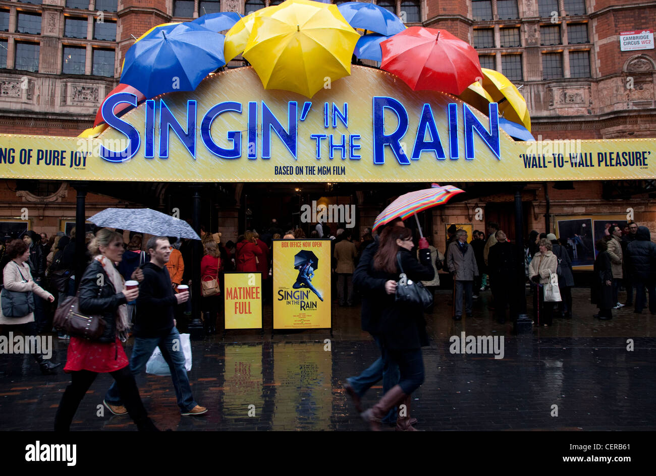 Singin' in the Rain encore de au Palace Theatre, Londres - sous la pluie Banque D'Images