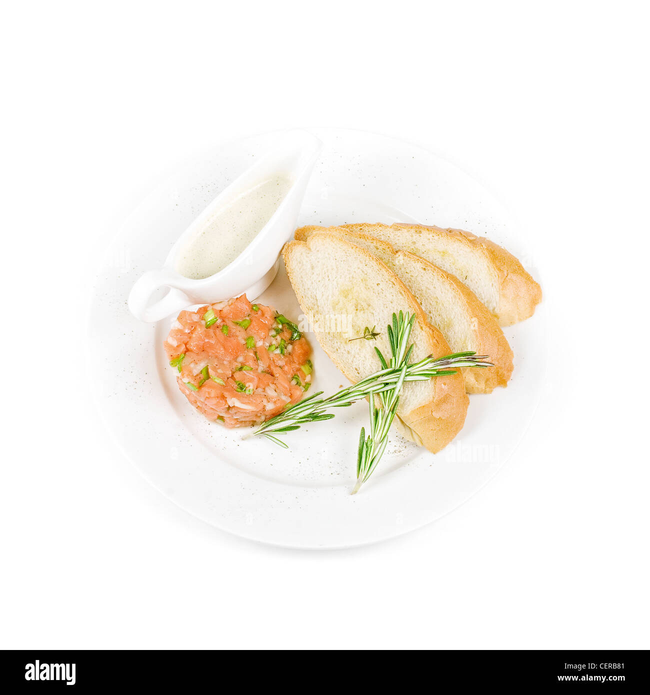 Tar-tar à partir de saumons poisson avec l'oignon vert. Servi avec sauce au miel et de pain blanc grillé. Banque D'Images