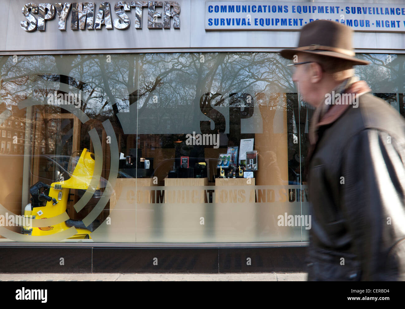 Chef des services de surveillance pour magasin et d'équipements de sécurité dans le centre de Londres Banque D'Images
