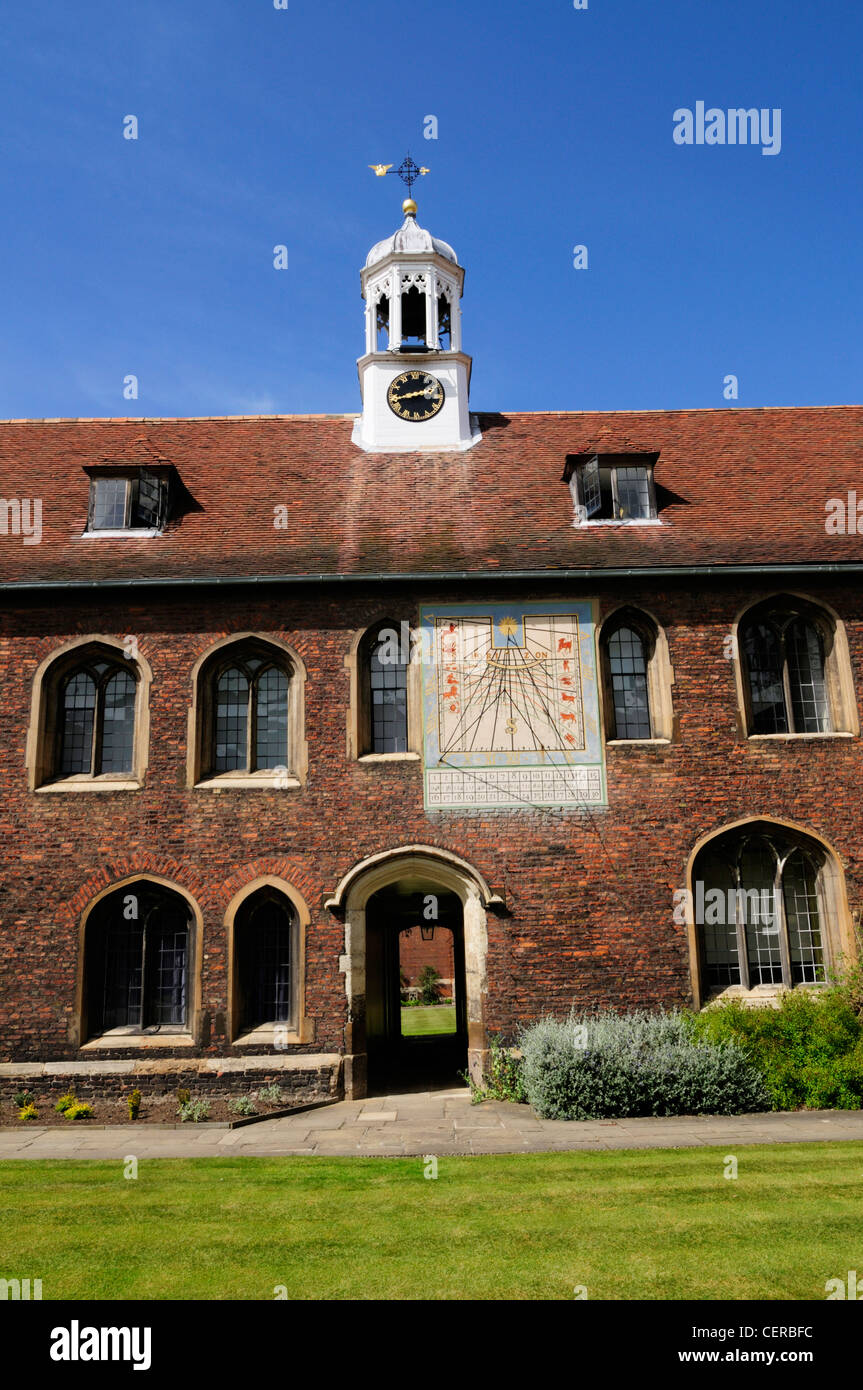 Cadran solaire dans la vieille cour au Queens' College, un des collèges de l'Université de Cambridge. Banque D'Images Cadran solaire dans la vieille cour au Queens' College, un des collèges de l'Université de Cambridge. Banque D'Images