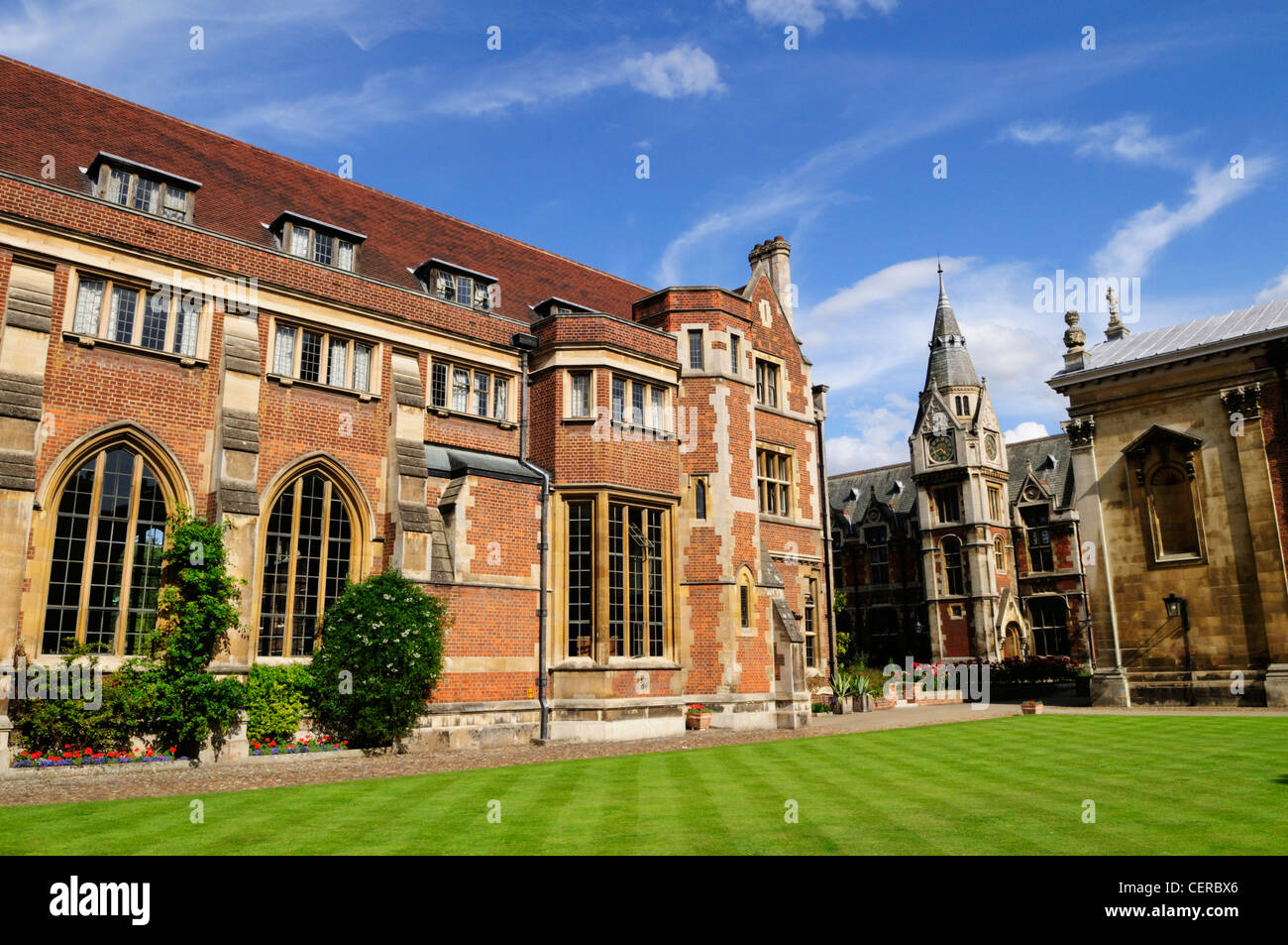 Ancienne cour à Pembroke College, fondé en 1347, il est un élément constitutif de l'ordre et la troisième plus ancienne de l'Université de Cambridge. Banque D'Images Ancienne cour à Pembroke College, fondé en 1347, il est un élément constitutif de l'ordre et la troisième plus ancienne de l'Université de Cambridge. Banque D'Images