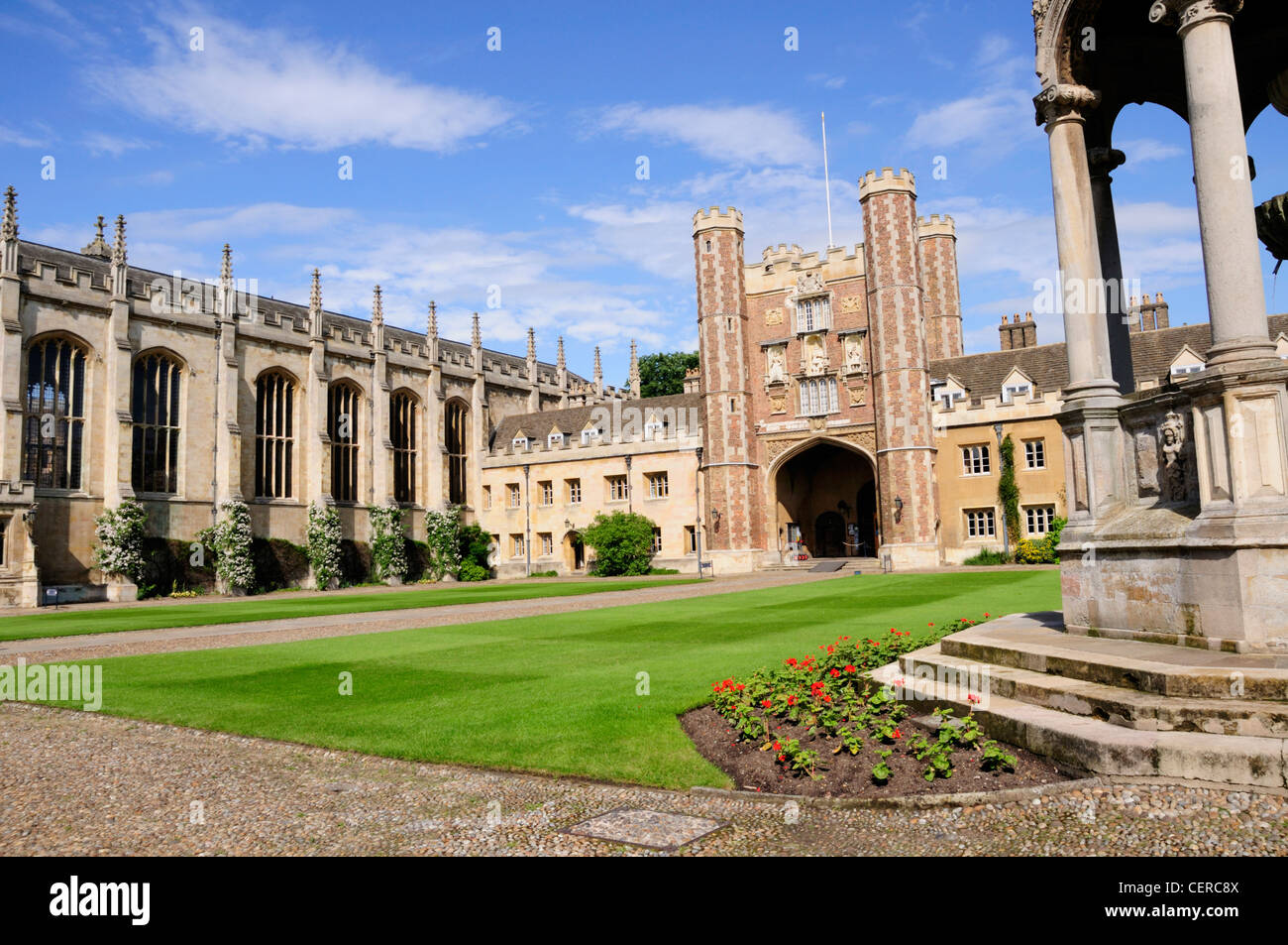La grande cour du Trinity College, un collège constituant de l'Université de Cambridge. Banque D'Images La grande cour du Trinity College, un collège constituant de l'Université de Cambridge. Banque D'Images