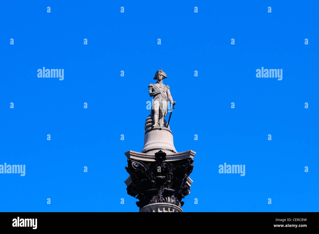 La statue en grès de l'amiral Nelson sur le dessus de la Colonne Nelson à Trafalgar Square. Banque D'Images