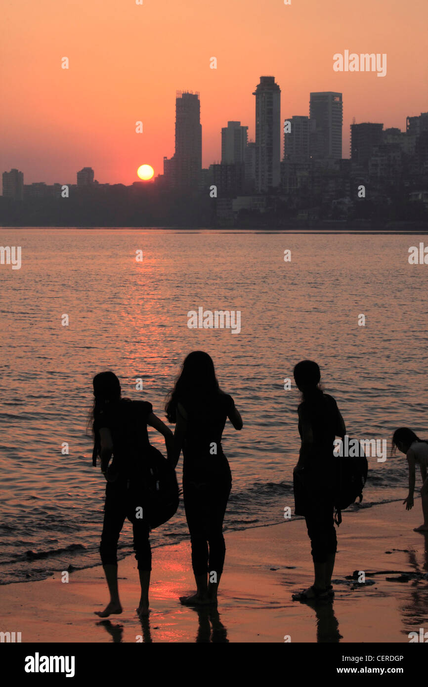 L'Inde, Maharashtra, Mumbai, Chowpatty Beach, Malabar Hill, Skyline, coucher de soleil, les gens, Banque D'Images