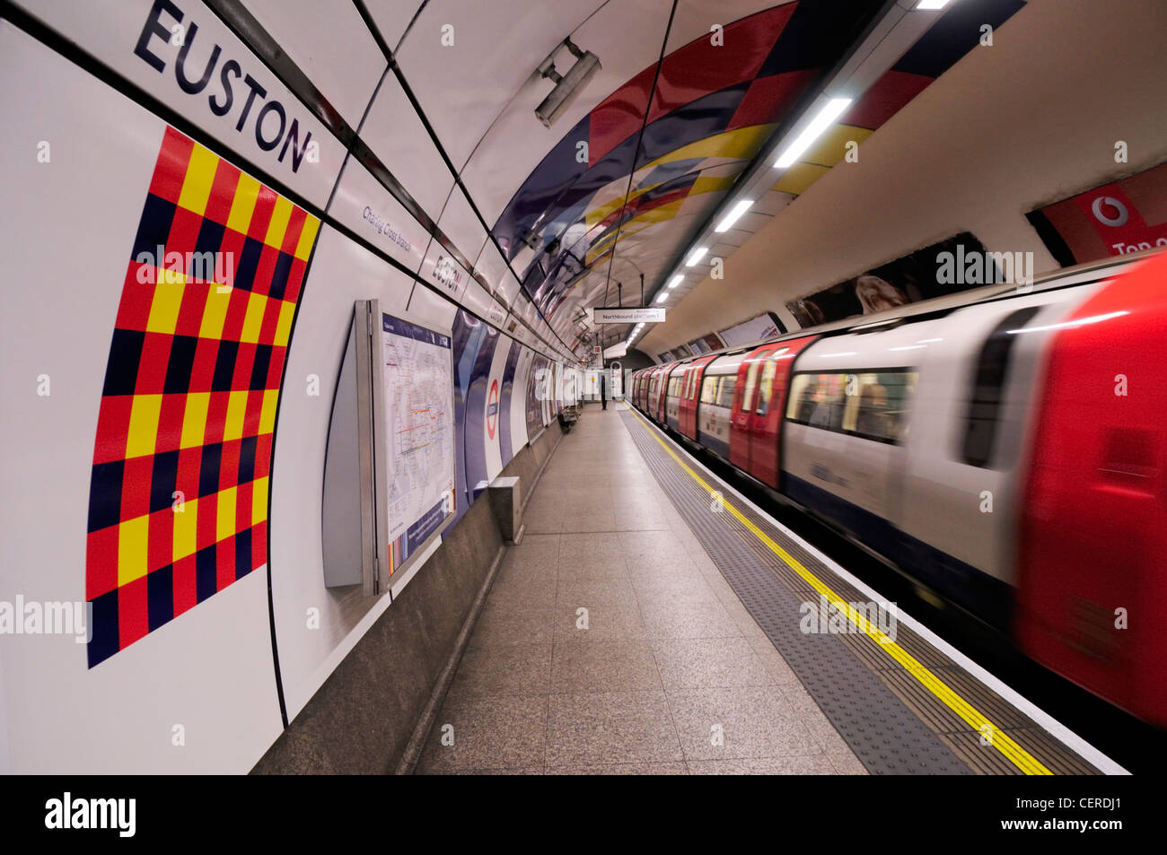 Un train de tube sur la ligne du nord au départ de la station de métro Euston. Banque D'Images