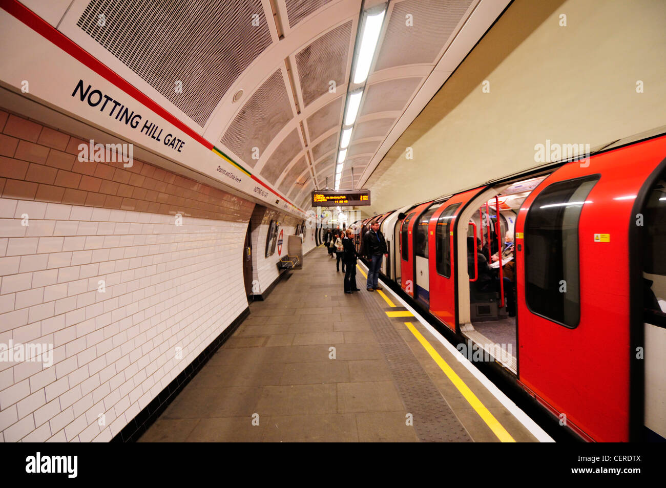 Les passagers d'une ligne centrale du tube, à la station de métro Notting Hill Gate. Banque D'Images