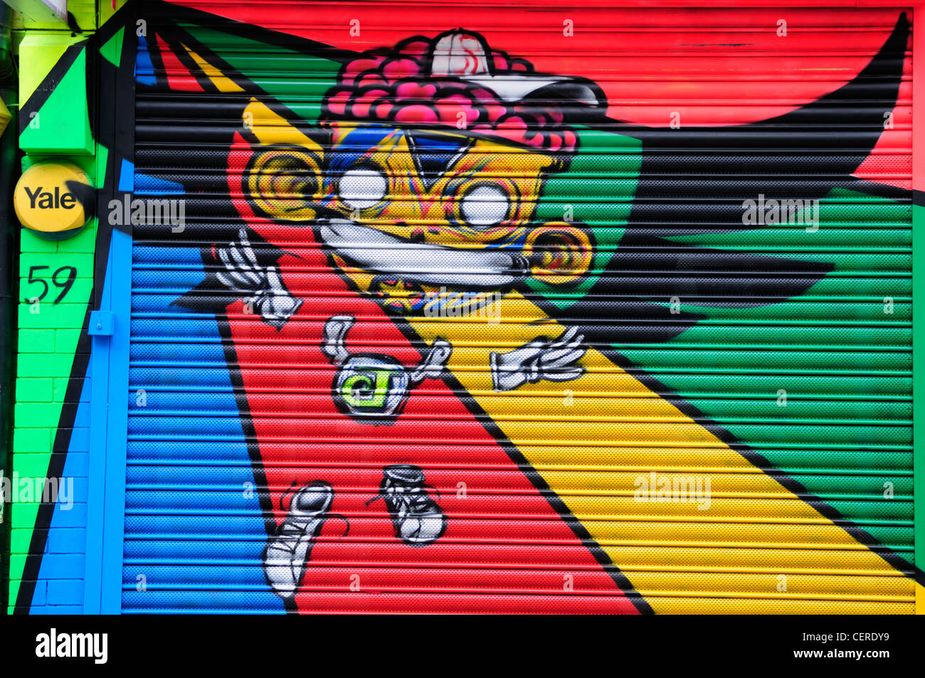 Graffitis colorés sur l'obturateur d'un magasin à Brick Lane. Banque D'Images