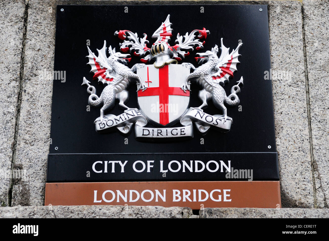 Ville de London armoiries sur le pont de Londres. Banque D'Images