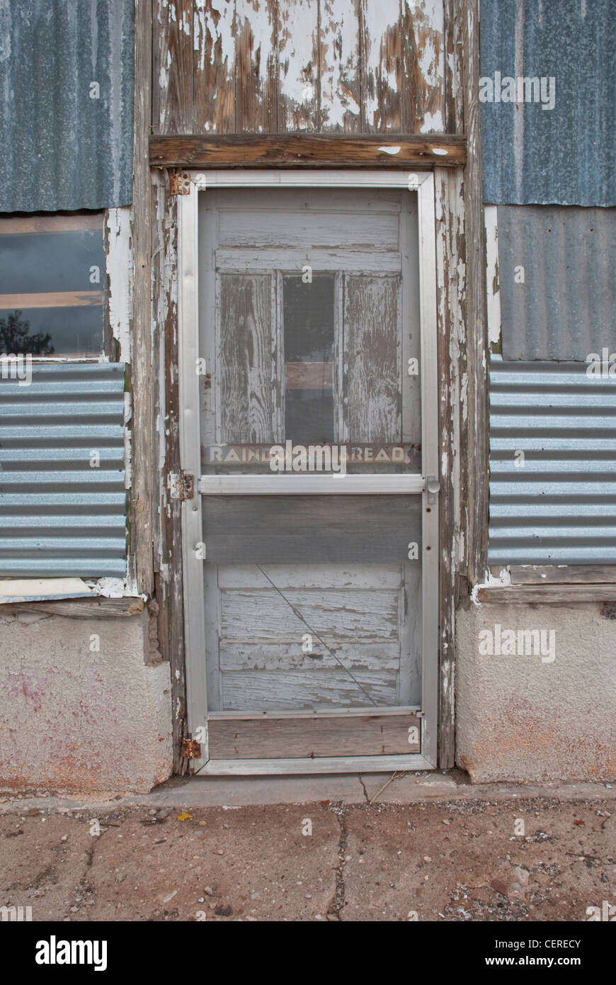 "Rainbo bon pain peut encore être vu sur la porte d'entrée d'une ancienne épicerie à Fort Sumner, Nouveau Mexique. Banque D'Images