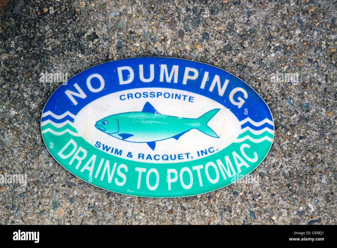 Le comté de Fairfax en Virginie aucun dumping n'est déchargée à Potomac signer au dessus d'un bassin de drainage des eaux pluviales de la structure d'entrée Banque D'Images