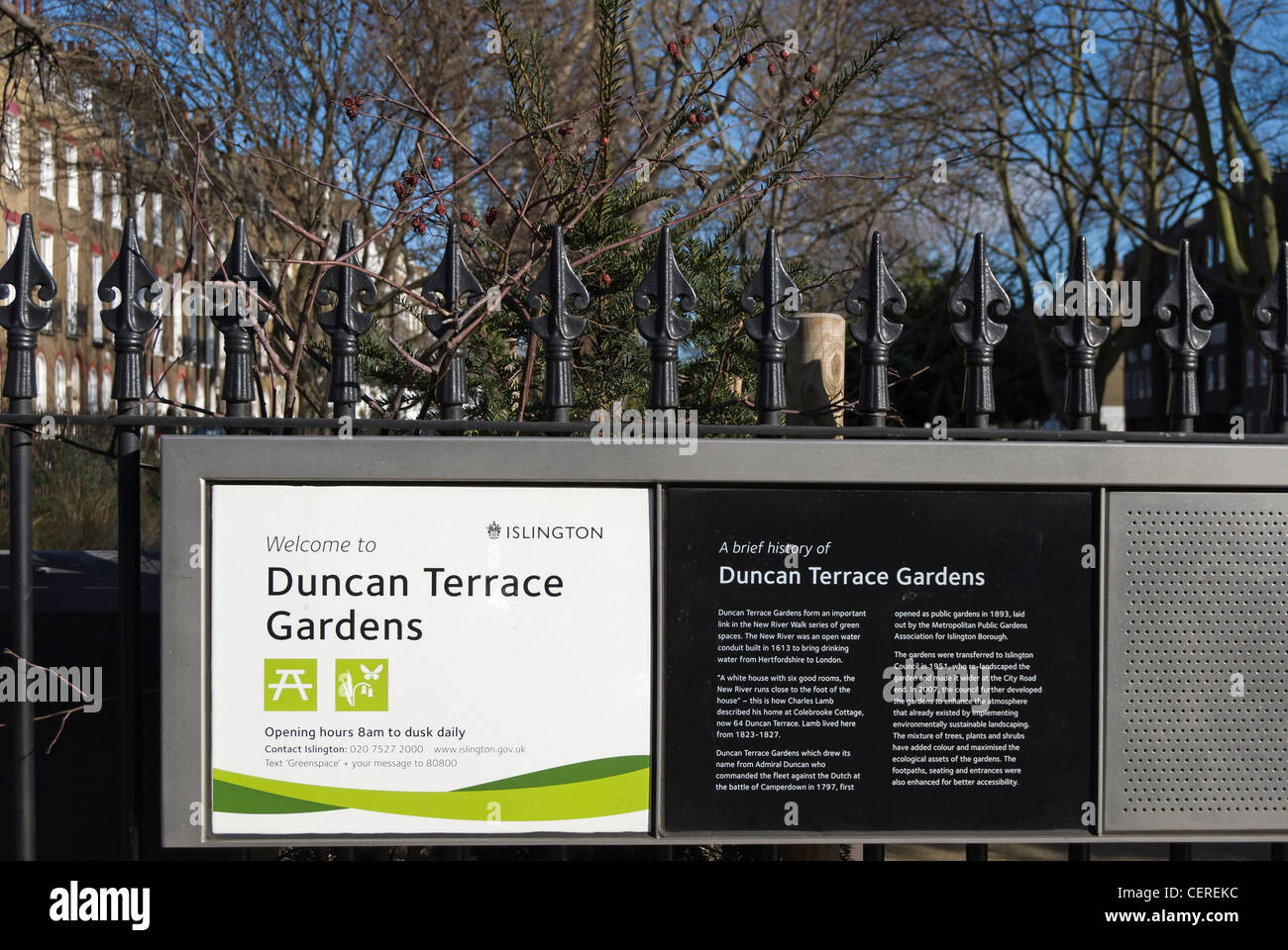 Information board à duncan terrace gardens, vu derrière des balustrades, Islington, Londres, Angleterre Banque D'Images